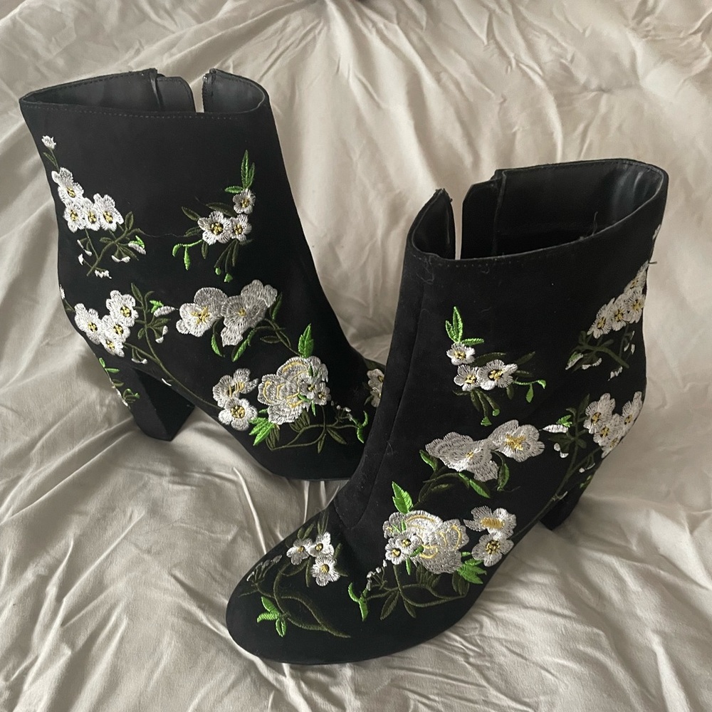 Embroidered boots, worn once, like new